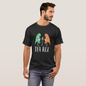 Drink Tea Rex Fun Rex Schattigee Tyrannosaurus Din T-shirt (Voorkant volledig)