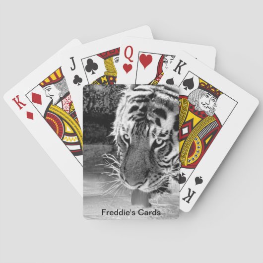 Drink tijger in de kijker naar de zwarte en witte speelkaarten (Achterkant)