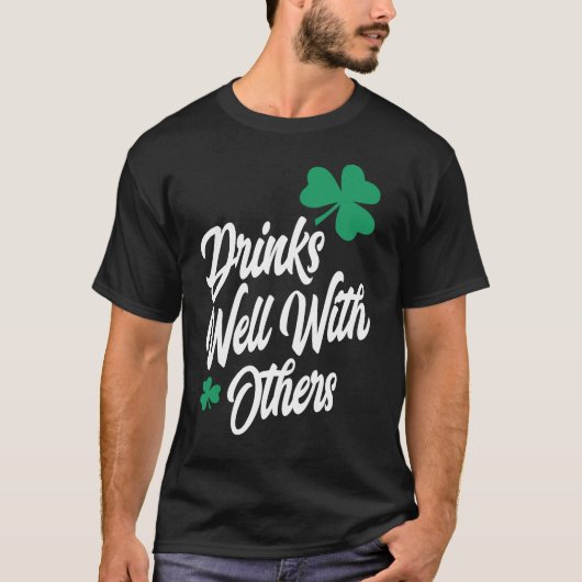 Drinken goed met anderen t-shirt (Voorkant)