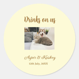 Drinks on us open bar huisdier foto bruidspaar dat ronde sticker