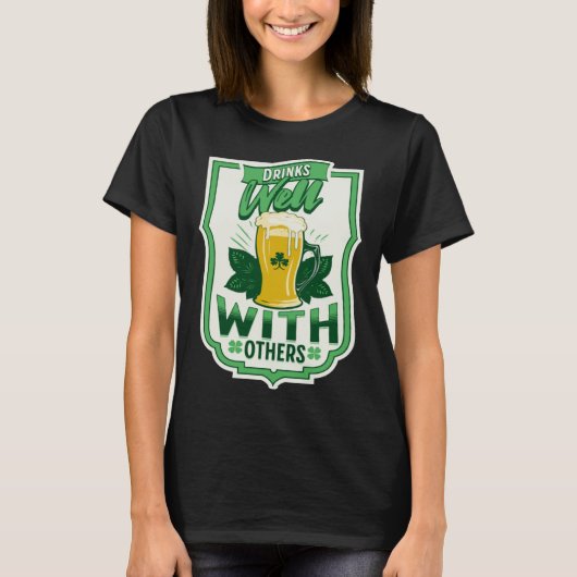 Drinks Well With Others Beer Saint Patrick s Day D T-shirt (Voorkant)