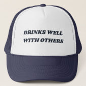 Drinks Well With Others Funny Trucker Hat Trucker Pet (Voorkant)