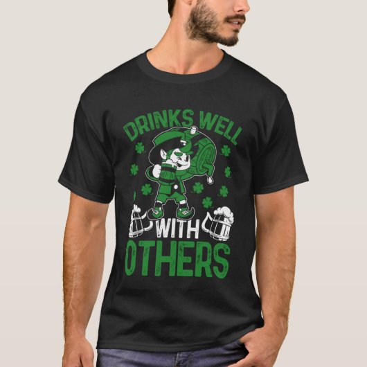 Drinks Well With Others Irish C St Patrick's Day T-shirt (Voorkant)