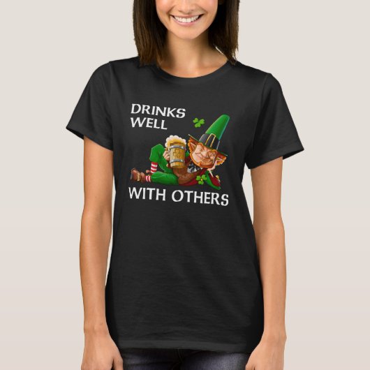 Drinks Well With Others Leprechaun Patrick s Day B T-shirt (Voorkant)