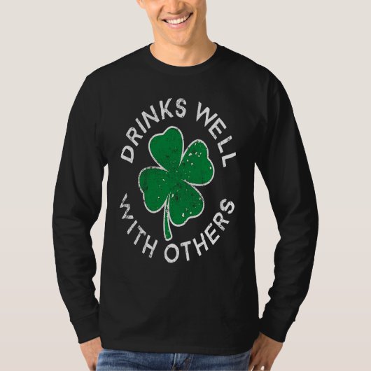 Drinks Well With Others Lucky C St Patrick's Day T-shirt (Voorkant)
