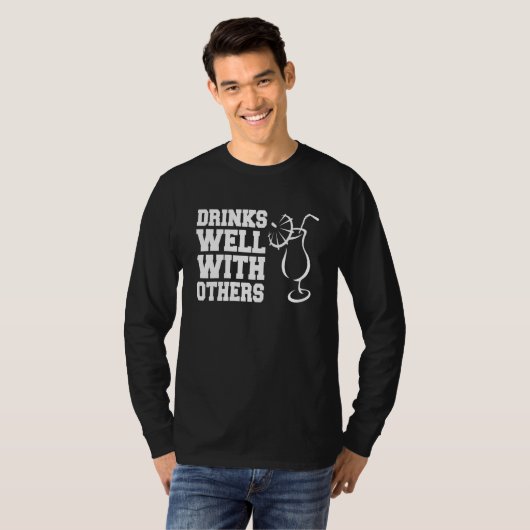Drinks Well With Others Party Bartender T-shirt (Voorkant volledig)