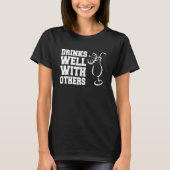 Drinks Well With Others Party Bartender T-shirt (Voorkant)