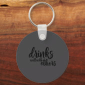 Drinks Well With Others Quote Funny Saying Gift  Sleutelhanger (Voorkant)
