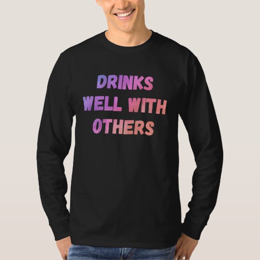 Drinks well with others sarcastic rude  sayings t-shirt (Voorkant)