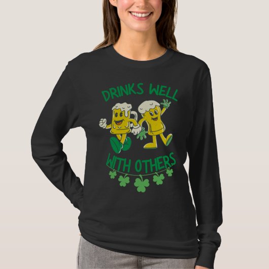 Drinks Well With Others St Patrick s Day Drunk Be T-shirt (Voorkant)