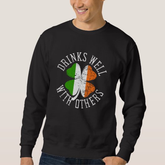 Drinks Well With Others St Patrick s Day Drunk Bee Trui (Voorkant)