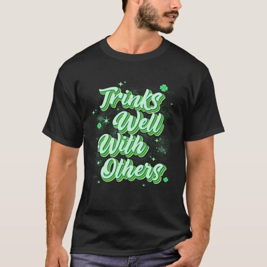 Drinks Well With Others St Patricks Day Drunk Beer T-shirt (Voorkant)