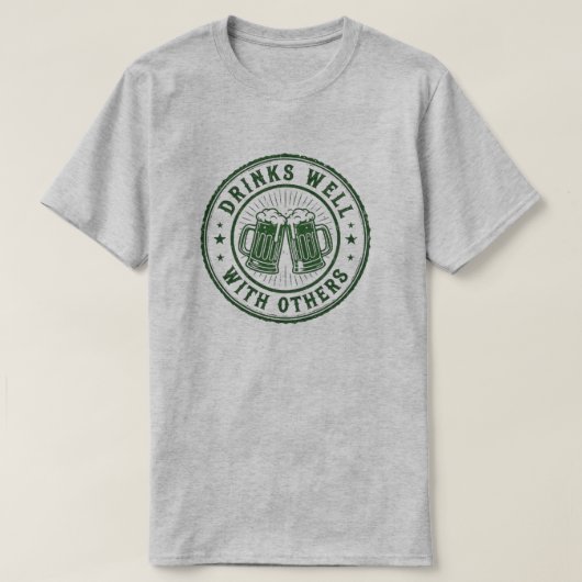 Drinkt goed met anderen bierpullen t-shirt (Design voorkant)