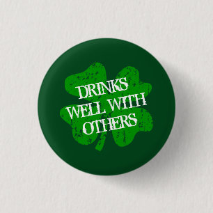 DRINKT GOED MET ANDEREN St Patricks Day Speld Knoo Ronde Button 3,2 Cm