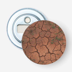 Droge, gebarsten grond button flesopener