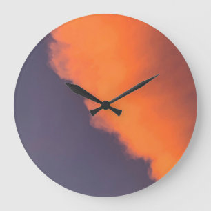 Droge, magische wolken in droomachtige, magische k grote klok