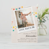Drôle 70e anniversaire invitations Hommes Fun Phot (Debout devant)
