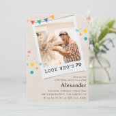 Drôle 70e anniversaire invitations Hommes Fun Phot (Debout devant)