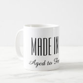 Drôle âgé dans la tasse de café d'anniversaire de (Devant gauche)