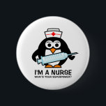 drôle avec infirmière pingouin<br><div class="desc">Badge drôle avec une infirmière mignonne pingouin et citation. Je suis infirmière,  quelle est votre superpouvoir? Texte et couleurs personnalisables. Idée drôle de cadeau pour la semaine des infirmières,  diplômée de l'école d'infirmières ou infirmières autorisées. Caricature d'oiseau animal avec aiguille de seringue.</div>