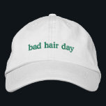 Drôle Citation de cheveux mauvais tendance unique<br><div class="desc">Faites une déclaration avec ce casquette de baseball brodé branché avec une citation drôle sur les mauvais jours de cheveux et une ambiance paresseuse. Le texte et la couleur de fil peuvent être entièrement customisés, ce qui en fait l'accessoire parfait pour ceux qui aiment l'humour, le style décontracté, et une...</div>