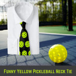 Drôle Cravate de Pickleball Jaune<br><div class="desc">Cette drôle de cravate de nouveauté motif de pickleball est pour le fanatique de pickleball dans votre vie. Boule extérieure jaune tendance sur noir. Vous pouvez modifier la couleur de la cravate. #pickle</div>