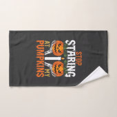 Drôle d'Halloween Arrête de fixer mes citrouilles (Serviette à main)