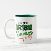 Drôle 'Kiss Me I'm Not Irish' Mug à café à deux to (Gauche)