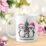 Drôle Penguins Nom de famille Pink Christmas<br><div class="desc">Créez une tasse à café de Noël personnalisée et festive qui comprend une jolie famille de trois pingouins en chapeaux de Père Noël rose debout près d'un arbre de Noël. C'est une idée amusante pour les vacances d'hiver et comme une boisson de Noël pour la famille.</div>