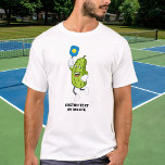Drôle Pickleball Jouer Pickleball Texte personnali<br><div class="desc">La chemise parfaite pour un fanatique de pickleball. Le design comprend un pickle jouant au pickleball. Ajoutez du texte personnalisé pour personnaliser ou supprimer.</div>