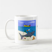 Drôle poisson et requin pêche bande dessinée mug (Gauche)