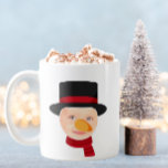 Drôle Snowman Face Christmas Mug<br><div class="desc">Préparez-vous à faire fondre les coeurs et sourirez avec cette tasse à visage de bonhomme de neige personnalisée! Il suffit de télécharger une photo et de transformer instantanément votre être aimé en bonhomme de neige joyeux avec un nez de carotte, un chapeau de dessus et une écharpe. Un cadeau de...</div>