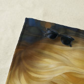 Dromerig slapend kind in bloemenquilt strandlaken (In situ)