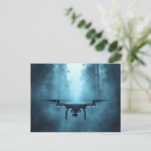 Drone dans Foggy Forest Carte postale (Debout devant)