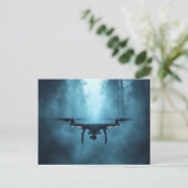 Drone dans Foggy Forest Carte postale (Debout devant)