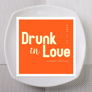 Dronken in Love met eigen namen in heldere oranje Servet