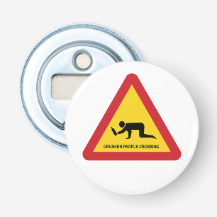 DROOGGENDE MENSEN DIE DE VERKEERSZIJDE OVERSCHRIJD BUTTON FLESOPENER