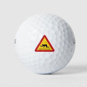 DROOGGENDE MENSEN DIE DE VERKEERSZIJDE OVERSCHRIJD GOLFBALLEN