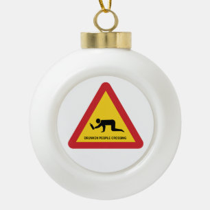 DROOGGENDE MENSEN DIE DE VERKEERSZIJDE OVERSCHRIJD KERAMISCHE BAL ORNAMENT