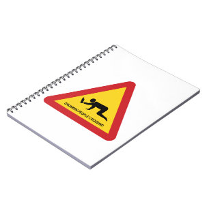 DROOGGENDE MENSEN DIE DE VERKEERSZIJDE OVERSCHRIJD NOTITIEBOEK