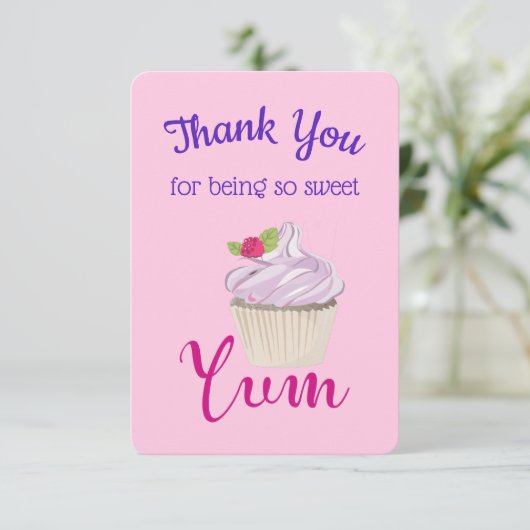 Droomroze Cupcake met Raspberry Yum! Hartelijk Bed Kaart (Staand voorkant)