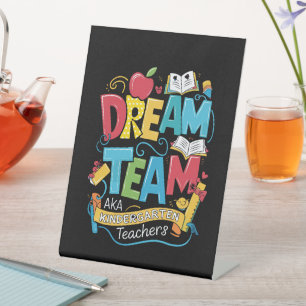 Droomteam kleuterleidsters terug naar school reclamebord met voetstuk