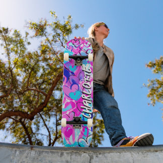 Droomy Fusion: Blauwe & Roze Graffiti Harten Skateboard