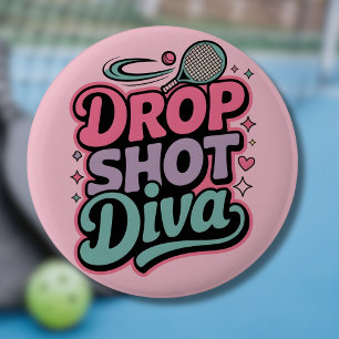 Drop Shot Diva – Felle Pickleball Speler Ronde Button 5,7 Cm