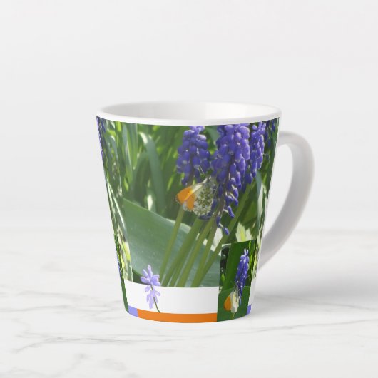 Druivenhyacinth met Butterfly Design Latte Mok (Rechterhoek)