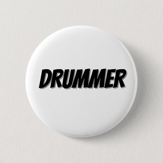 DRUMMER PIN RONDE BUTTON 5,7 CM (Voorkant)