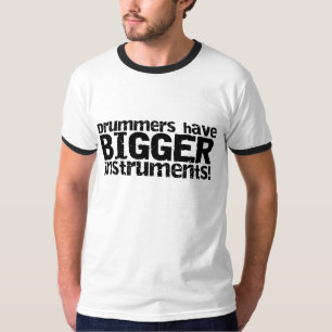 Drummers hebben grotere instrumenten met een T-shi T-shirt