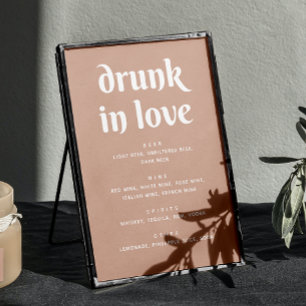 Drunk In Love. Bleek roze moderne bruiloft drinken Poster
