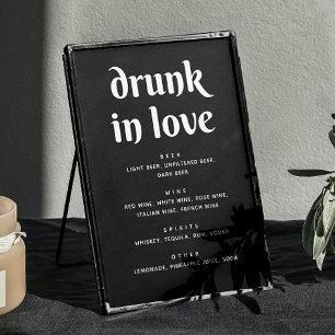 Drunk In Love. Zwart modern bruiloft drinken bar Poster
