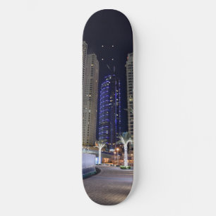 Dubai architectuur bij nacht skateboard